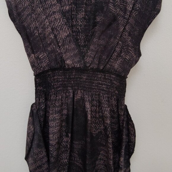 Guess V-Neck Sleeveless Dress Small – Lightweight, Elastic Waist, Short Length - Picture 14 of 16